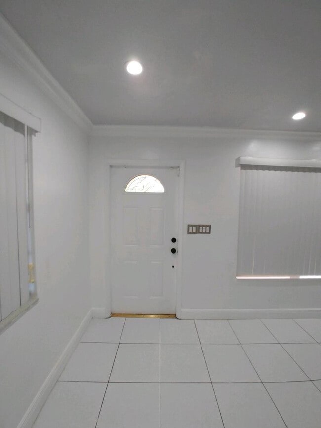 Building Photo - 2606 Alcazar Dr