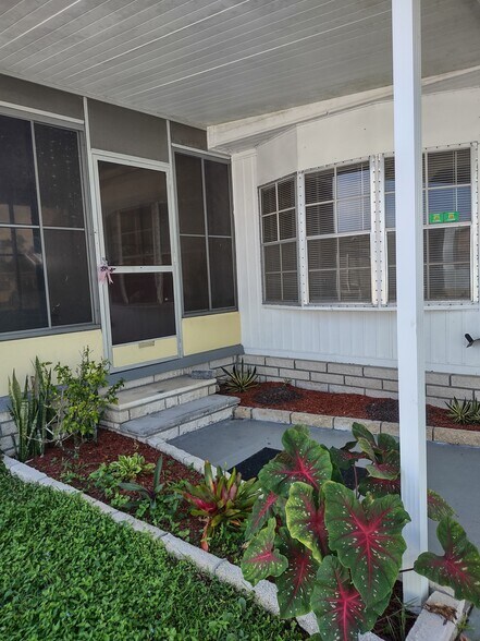 ENTRY TO LANAI - 6120 Biscaya Ave
