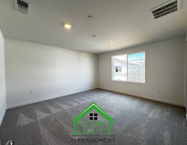 Building Photo - Beautiful 4 Bedroom, 3 Full Bath Two Story One year Old Home