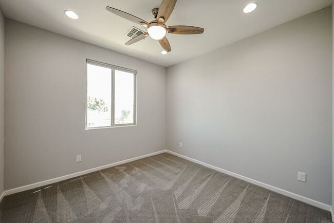 Building Photo - Beautiful 5bedrooms-2Baths Modern Style Home!