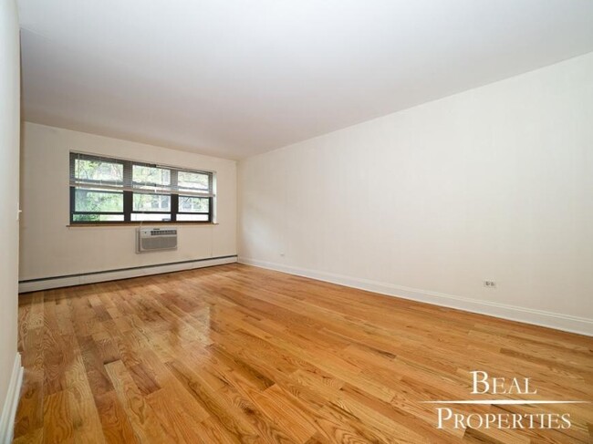 Building Photo - 1 bedroom in CHICAGO IL 60657