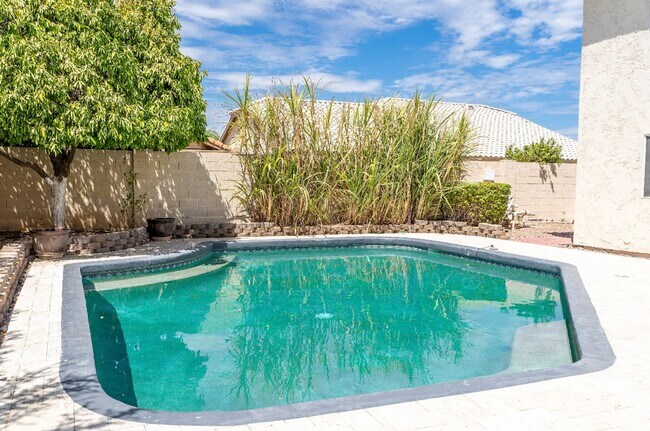 Building Photo - Stunning 4 Bedroom/2.5 Bath Home In Phoeni...