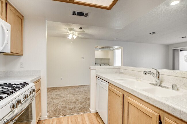 Building Photo - 7100 W Pirates Cove Rd