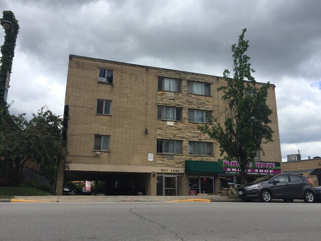 Primary Photo - 1651 N Farwell Ave