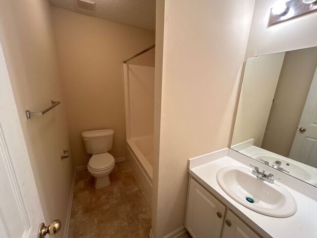 Building Photo - 5 Elders Pond Ct