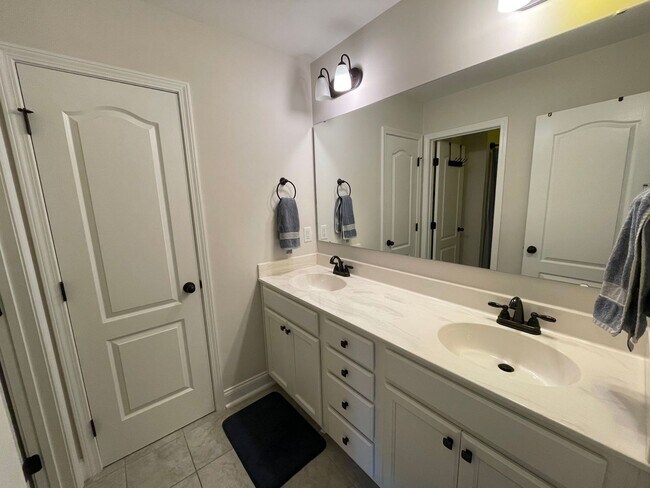 Building Photo - Stunning 5 Bed 3 Bath Home in Anderson Creek Club