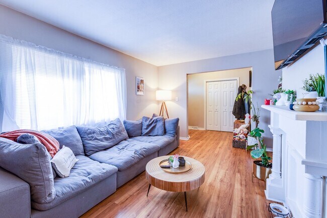 Building Photo - 1022 E Warrington Ave