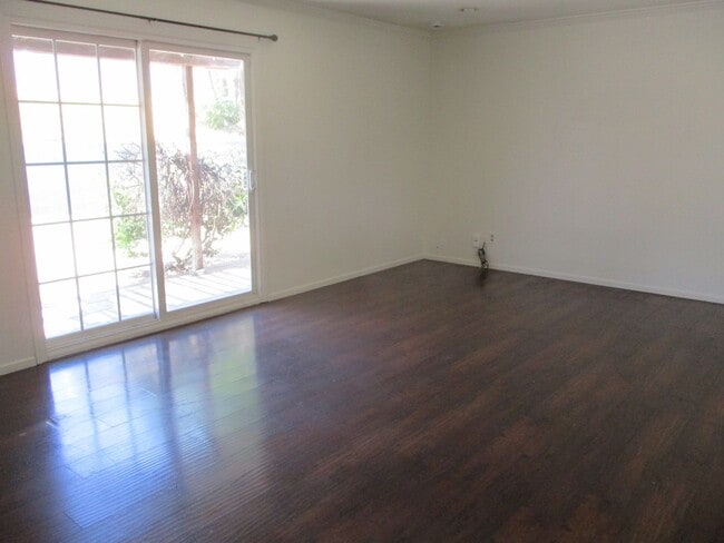 Building Photo - Classic & clean 3 bedroom 1.5 bath 1 story home