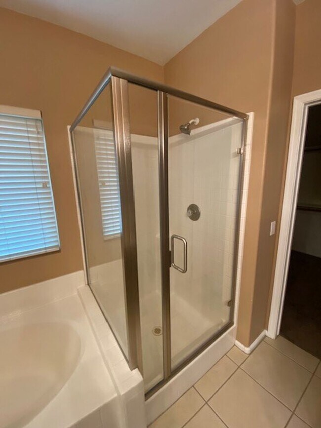 Building Photo - Beautiful 3-Bedroom Home with Vaulted Ceilings & Private Fenced Yard
