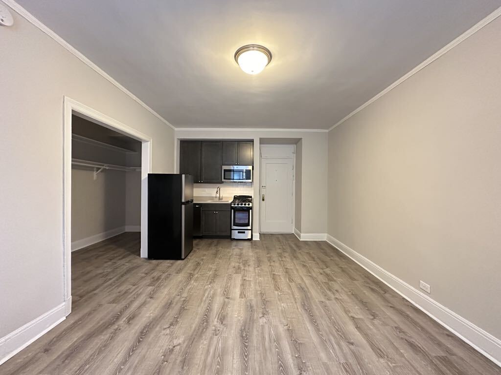 Building Photo - 3335 W Diversey Ave