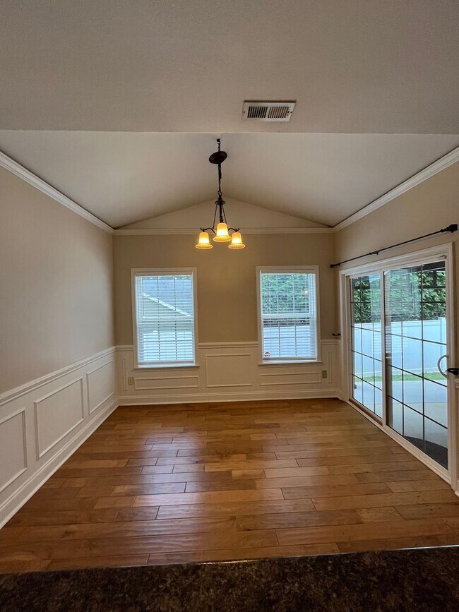 Building Photo - Stunning 3 Bed 3 Bath Home