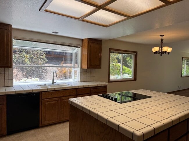 Building Photo - Spacious 4 bedroom, single level home in M...