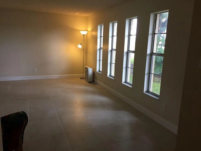 Building Photo - 4310 Cove Dr