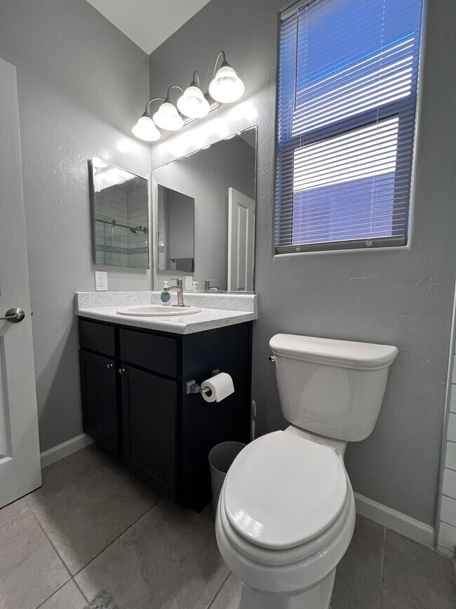 Building Photo - Central- FURNISHED 4 bedroom/ 3 bathroom h...