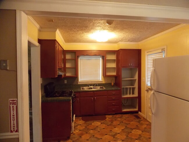 Building Photo - 215 Hillside Cir