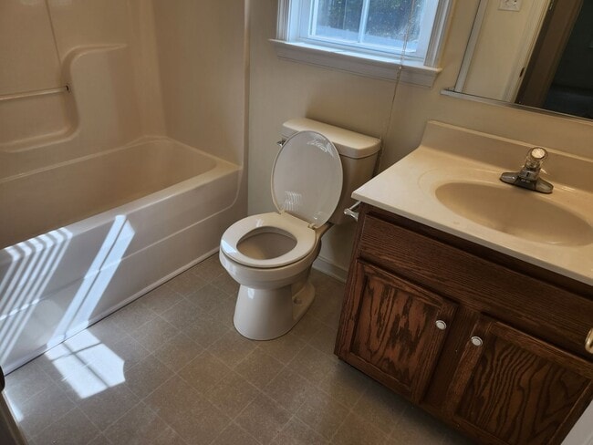 Building Photo - Chesterfield 4 bedroom 3 Full Bath Home-Be...