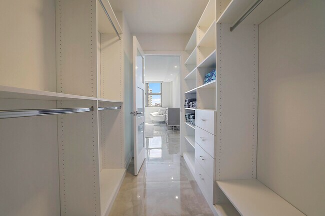 Building Photo - 2121 N Ocean Blvd