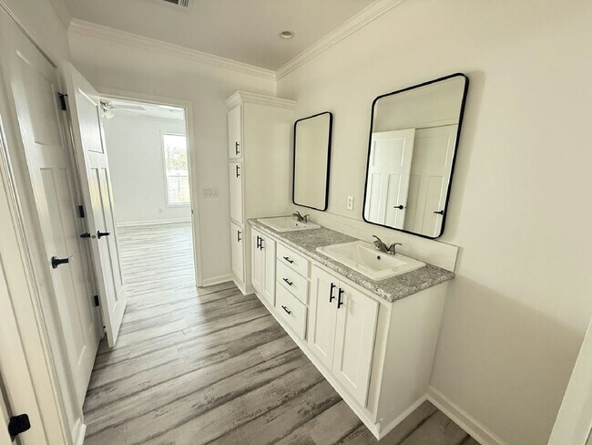 Building Photo - 3528 Vine Trl