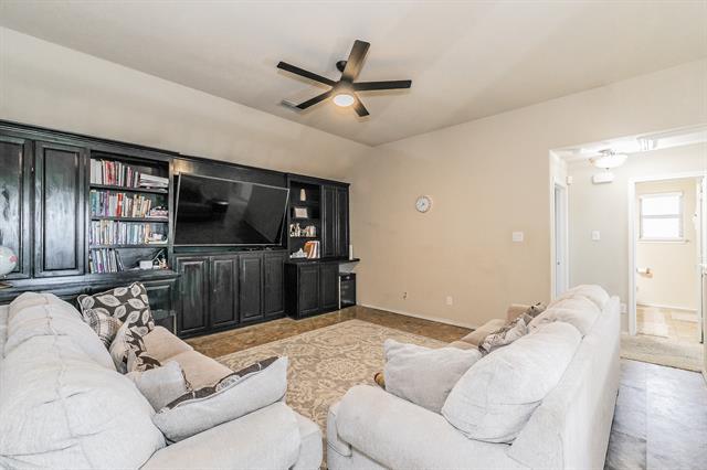 Building Photo - 210 Warbler Dr