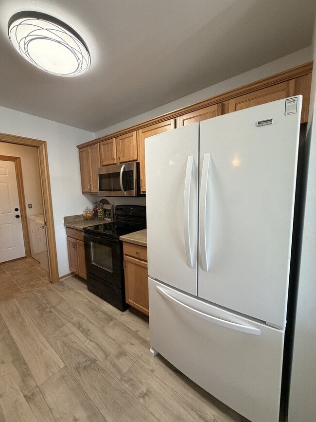 Building Photo - 574 Killarney St