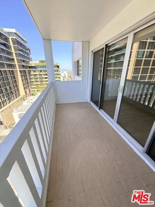 Building Photo - 999 N Doheny Dr
