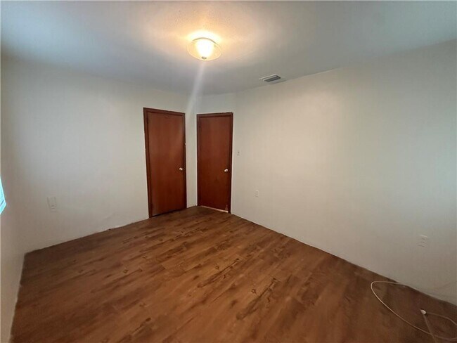 Building Photo - 2210 Ellen Dr