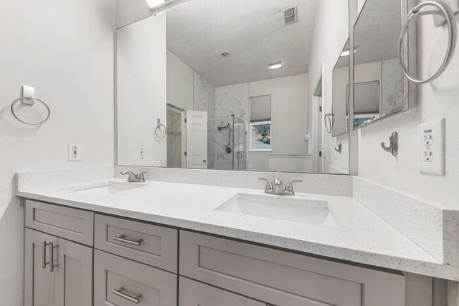 Building Photo - Centrally Located in Celebration Village