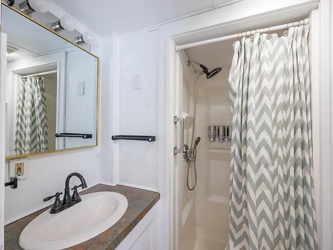 Building Photo - 59 Middle Rd