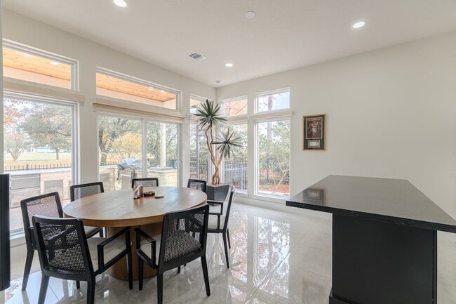 Building Photo - 6510 Sussex Ct