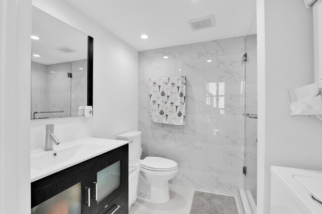 Building Photo - 1000 NE Quayside Terrace