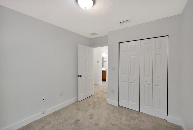 Building Photo - 3055 Riverside Dr
