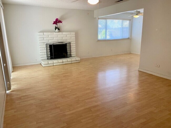 Building Photo - $2,100 Fowler & Ashlan, 3 Bedroom Home - C...