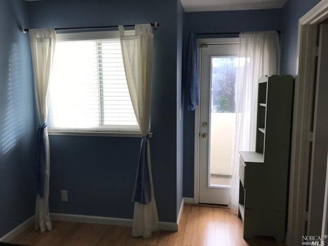 Building Photo - Gorgeous 3 bedroom 2.5 bath 2 story Townho...