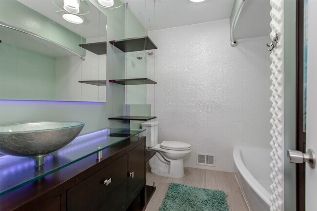 Building Photo - 7475 Brentcove Cir