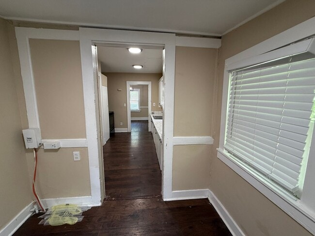 Building Photo - New paint/ hardwood floors 3BD 1 BA