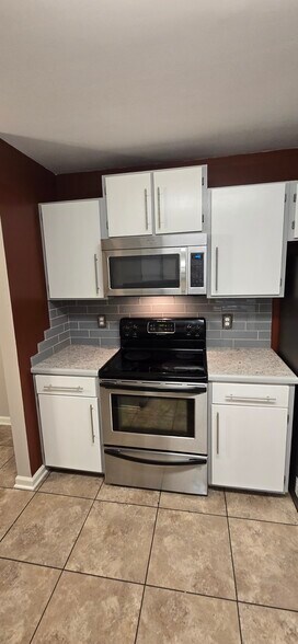 Building Photo - 2025A Stoneycreek Dr