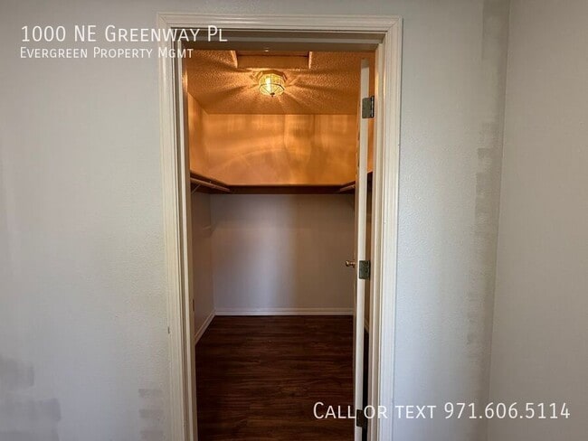 Building Photo - 1000 NE Greenway Pl