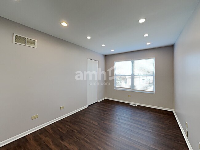 Building Photo - 5756 Emerald Pointe Drive