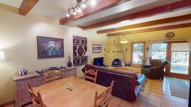 Building Photo - Charming two bedroom close to downtown. Furnished long term rental.
