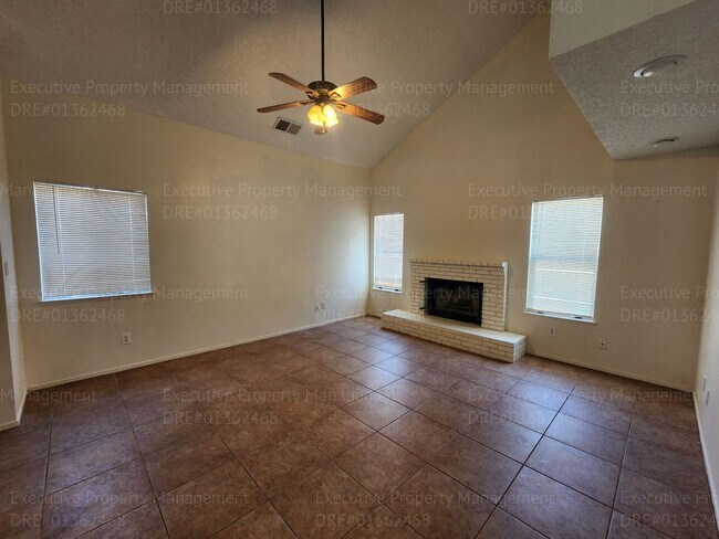 Building Photo - 3 bedroom/ 2.5 bathroom