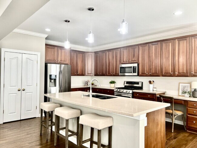 Building Photo - SPACIOUS AND CONVENIENT