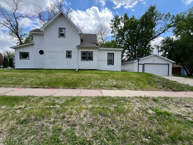 Building Photo - 4 Bed/1.5 Bath Rental Home in Central Sioux Falls!