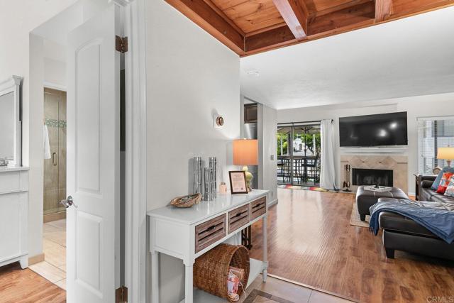 Building Photo - 520 Via De La Valle