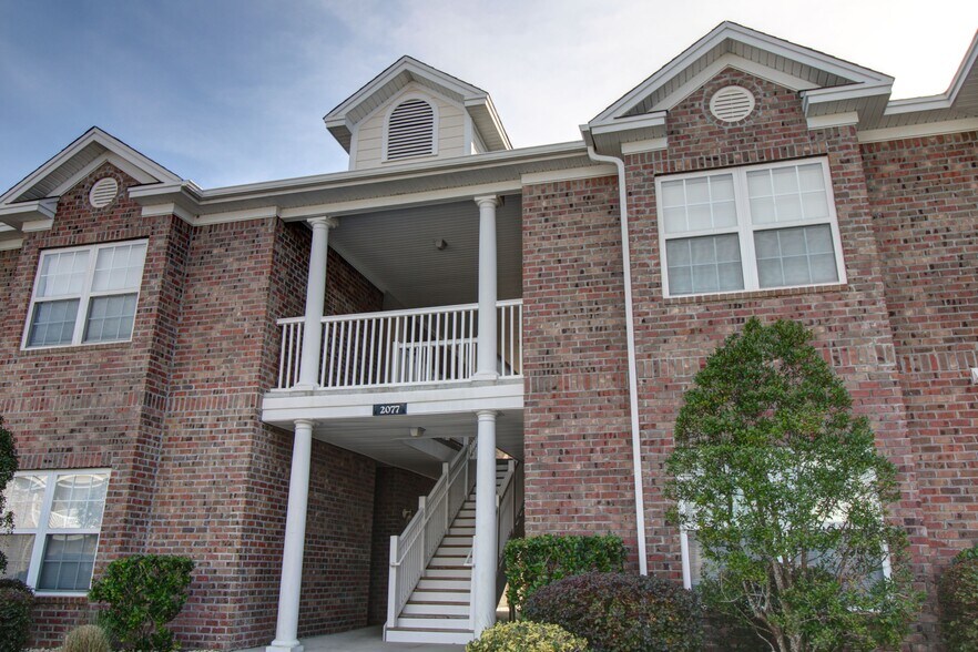 Beautiful brick building - 2077 Silvercrest Dr