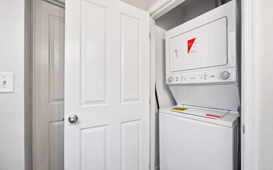 Building Photo - 24 S Washington St