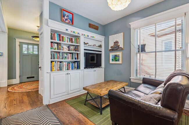 Building Photo - Furnished or unfurnished updated single family home in The Highlands.