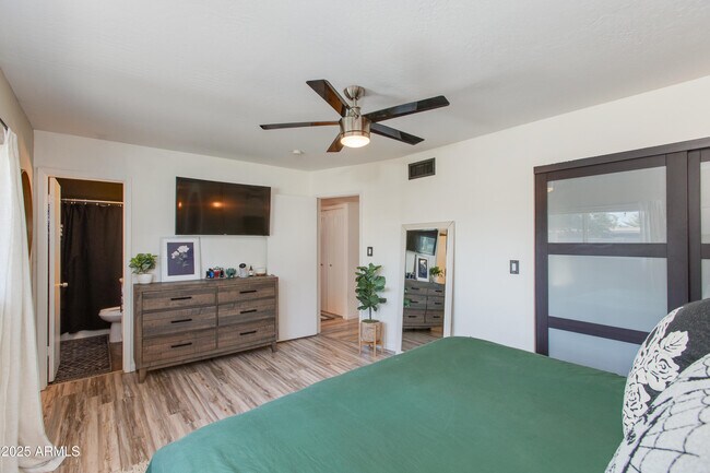 Building Photo - 3009 E Dahlia Dr