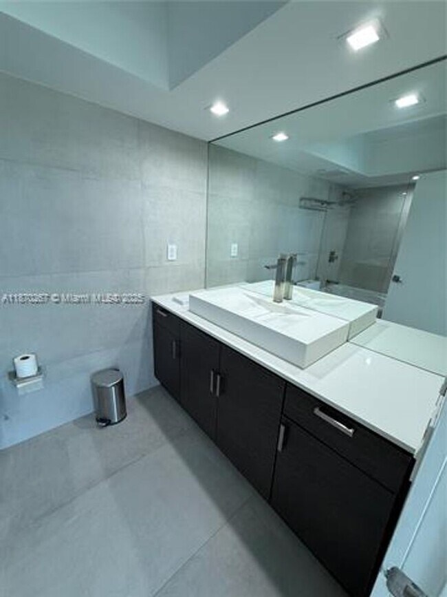 Building Photo - 5900 Collins Ave