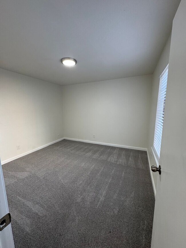 Building Photo - Downstairs 2 bed, 1 bath newly remolded unit coming soon!!