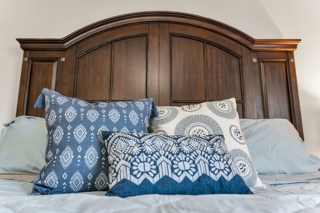 Building Photo - Luxury 4/BR, 2.5 bath townhouse